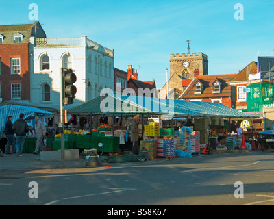 Umgeben von Kirchen und Geschäftsgebäuden, der Bauernmarkt im Freien mit Ständen auf dem Marktplatz von Wantage, Oxon Stockfoto