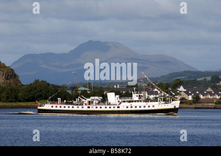 MV Balmoral Kreuzfahrt flussaufwärts in den Firth of Clyde mit Ben Lomond im Hintergrund Stockfoto