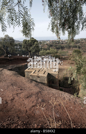 Sonntagsmesse feiert man an die Felsen gehauene Kirche von Bet Giyorgis (St. Georg), in Lalibela, Äthiopien, Afrika Stockfoto