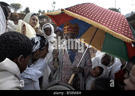 Sonntagsmesse feiert man an die Felsen gehauene Kirche von Bet Giyorgis (St. Georg), in Lalibela, Äthiopien, Afrika Stockfoto