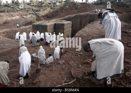 Sonntagsmesse feiert man an die Felsen gehauene Kirche von Bet Giyorgis (St. Georg), in Lalibela, Äthiopien, Afrika Stockfoto