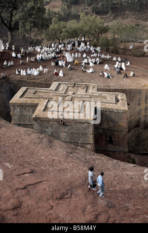 Sonntagsmesse feiert man an die Felsen gehauene Kirche von Bet Giyorgis (St. Georg), in Lalibela, Äthiopien, Afrika Stockfoto