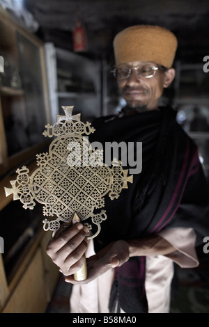 Ein Priester hält ein Kreuz in das Kloster der Kebran Gabriel, auf einer Insel im See Tana, Äthiopien, Afrika Stockfoto