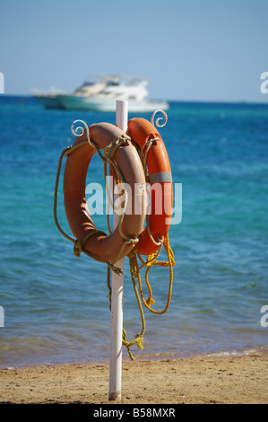 Rettungsring an einem Strand im Hintergrund ein Boot Stockfoto