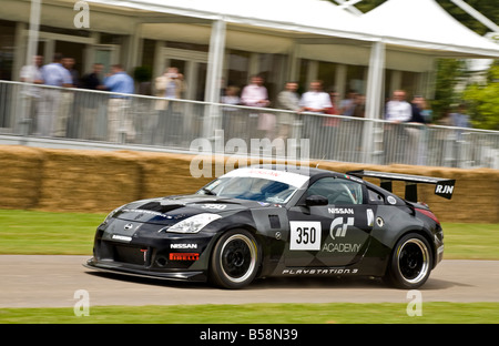 Nissan 350Z GT4 2004 mit Fahrer Carlos Tavares beim Goodwood Festival of Speed, Sussex, UK. Stockfoto