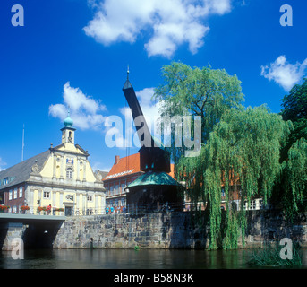 altes Kaufhaus und alten Kran in Lüneburg in Norddeutschland Stockfoto