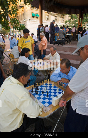 Männer spielen Schach in Plaza de Armas, Santiago, Chile, Südamerika Stockfoto