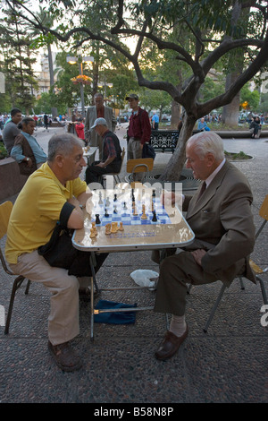 Männer spielen Schach in Plaza de Armas, Santiago, Chile, Südamerika Stockfoto