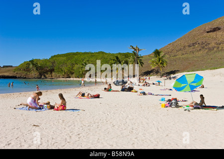 Anakena Strand, weißen Sandstrand der Insel, gesäumt von Palmen, Rapa Nui (Osterinsel), Chile, Südamerika Stockfoto