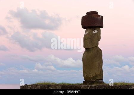 Moai-Statue Ahu Ko Te Riku, die nur Topknotted und beäugte Moai auf der Insel, Rapa Nui (Osterinsel), Chile, Südamerika Stockfoto