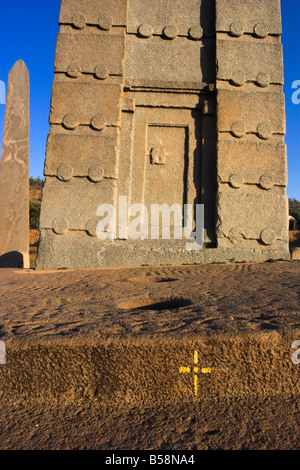 Falsche Tür an der Basis der König Ezana Stele, die größte Stelen noch stehenden, 24m hoch, Northern Stelen Park, Aksum, Äthiopien Stockfoto