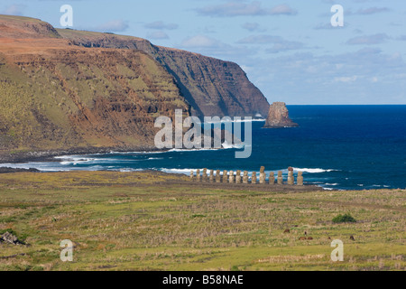 Erhöhten Blick auf eine Reihe von monolithischen Steinstatuen Moai auf Tongariki und die zerklüftete Küste von Rapa Nui (Osterinsel), Chile Stockfoto