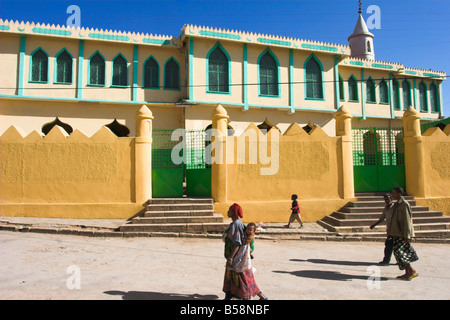 Menschen zu Fuß Vergangenheit gebaut Jamia Moschee im 16. Jahrhundert alte Stadt Harar Äthiopien Afrika Stockfoto