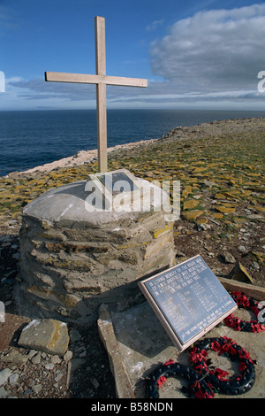 Mohn Kränze niedergelegt auf dem 1982 Kriegerdenkmal für die Toten von HMS Sheffield Seelöwe Insel auf den Falkland-Inseln Stockfoto