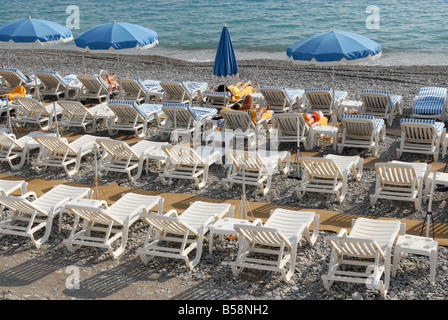 Sonnenliegen am Strand von Nizza, Frankreich Stockfoto