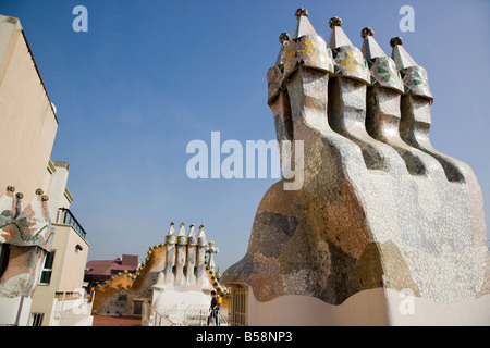 Bizarre Schornsteine und Dach ragen vom Dach der Casa Batlló, Anton Gaudís modernistischen Apartment-Haus in Barcelona Stockfoto