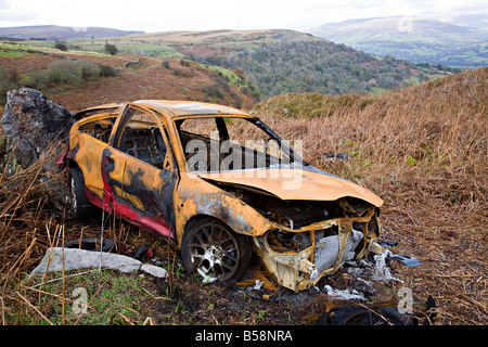 Ausgebrannt gedumpten Auto auf Berg Hügel zerstört durch Freude Reiter Blaenavon Wales UK Stockfoto