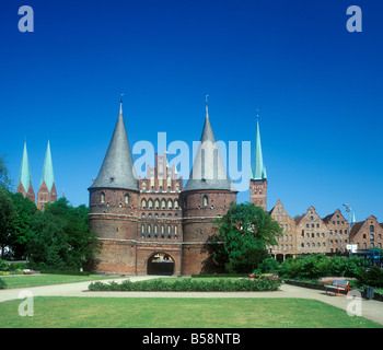 Marienkirche, Holstentor, Petrikirche und Salz Lagerhäuser in Lübeck in Schleswig Holstein in Norddeutschland Stockfoto