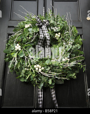 Eukalyptus-Adventskranz hing an einem schwarzen Tor Stockfoto