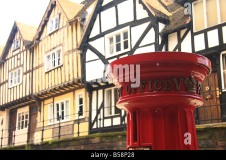 Englischen schwarz-weiß Tudor hölzerne strahlte Haus und dorische Säule Briefkasten, Warwick, UK Stockfoto