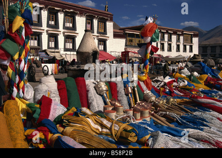 Gebetsmühlen und Flaggen für Verkauf in den Barkor-Markt in Lhasa, Tibet, China Stockfoto