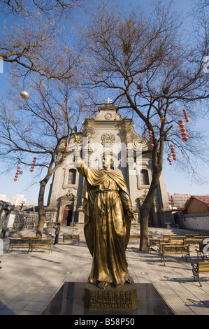 Statue des Hl. Franz Xaver im Süden katholische Kathedrale, Peking, China Stockfoto