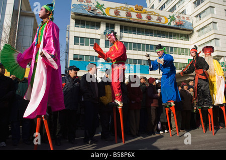 Stelzenläufer, Chinese New Year, Frühlingsfest, Peking, China Stockfoto