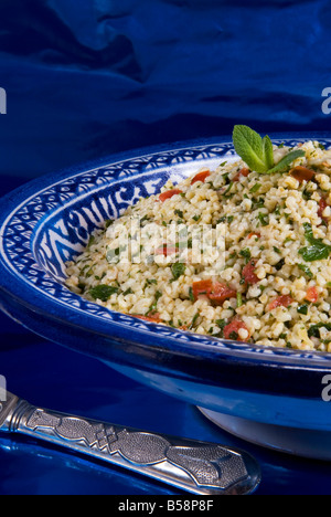 Arabisches Essen, Tabuleh, Burghul mit Minze, Tomaten, Zitrone, Petersilie, Olivenöl, Naher Osten Stockfoto