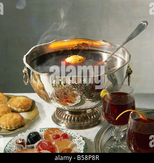 Eine silberne Schüssel mit Glühwein Wein S Terry Stockfoto