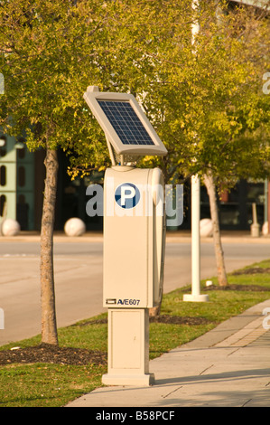 Solar Panel solar Energie gehen grüne Solartechnik solar powered Multi Raum Parkuhr Houston Texas Stockfoto