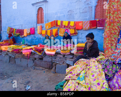 Ein natürlicher Farbstoff Kleidung Stall Sadar Markt Jodhpur Rajasthan Indien Stockfoto