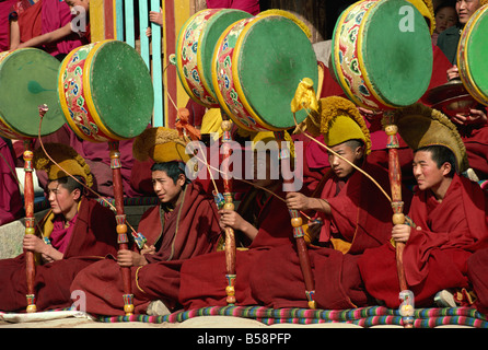 Trommler auf Teufel tanzt tibetischen gelben Hut Sekte Guomarr Kloster Qinghai China Asien Stockfoto