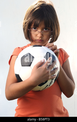 Mädchen mit Fußball. Stockfoto