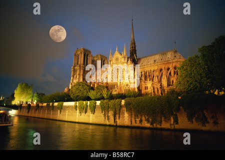 Kathedrale Notre-Dame in der Nacht, mit Mondaufgang über Paris, Frankreich, Europa Stockfoto