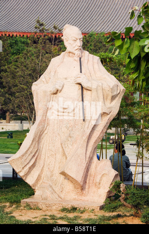 Eine Statue von Wang Wei, 701-761, der poetischen Buddha der großen Tang, an der Big Goose Pagoda Park, Xian Stadt, Provinz Shaanxi, China Stockfoto