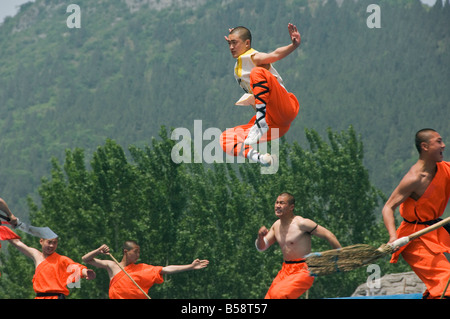 Kung Fu Schüler ihre Fähigkeiten auf den Tourismus anzeigen zeigen im Shaolin Tempel, Shaolin, Provinz Henan, China Stockfoto