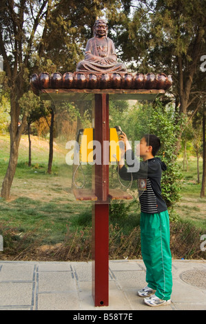 Ein Junge mit ein Mönch verziert-Telefonzelle im Shaolintempel, Wiege des Kung Fu Kampfkunst, Shaolin, Provinz Henan, China Stockfoto