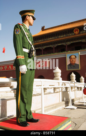 Ein Soldat Wache vor der ein Porträt von Mao Zhe Dong am Tor des himmlischen Friedens in Peking, China Stockfoto