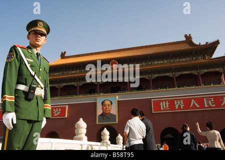 Ein Soldat Wache vor der ein Porträt von Mao Zhe Dong am Tor des himmlischen Friedens in Peking, China Stockfoto