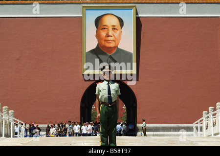 Porträt von Mao Zhe Dong auf das Tor des himmlischen Friedens errichtet am Rande des Platz des himmlischen Friedens, Peking, China Stockfoto