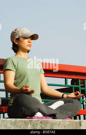 Reiki Heilerin Regina Wei Praktizierenden Yoga am frühen Morgen im Wanchun Pavillon in Jingshan Park, Peking China Stockfoto