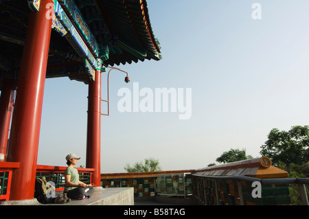 Reiki Heilerin Regina Wei Praktizierenden Yoga am frühen Morgen im Wanchun Pavillon in Jingshan Park, Peking China Stockfoto