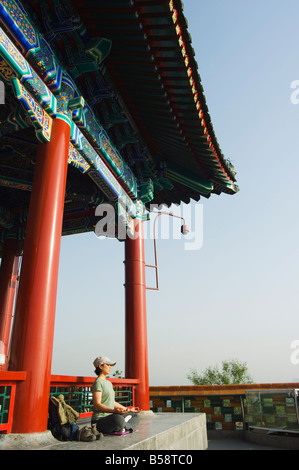 Reiki Heilerin Regina Wei Praktizierenden Yoga am frühen Morgen im Wanchun Pavillon in Jingshan Park, Peking China Stockfoto