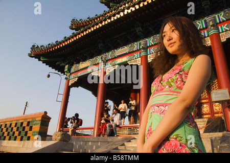 Junge Chinesen Modell im Wanchun Pavillon (alle Zeit Frühling Pavillon) in Jingshan Park, Peking, China Stockfoto