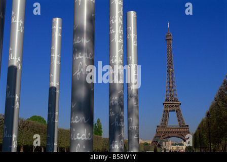 Le Mur pour la Paix Wand des Friedens und der Eiffel Turm Parc du Champ de Mar Paris Frankreich Europa Stockfoto