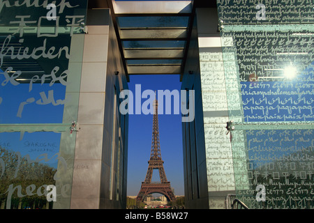 Le Mur pour la Paix Wand des Friedens und der Eiffel Turm Parc du Champ de Mar Paris Frankreich Europa Stockfoto