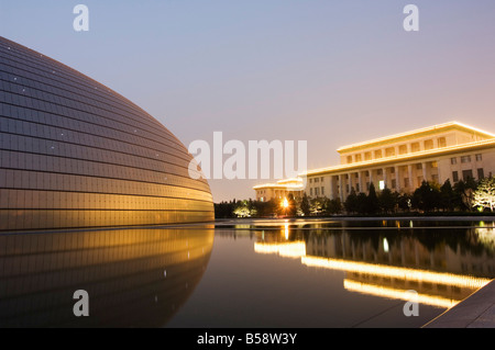 Sowjetischen Stil große Halle des Volkes kontrastiert mit The National Theatre Opera House, Beijing, China Stockfoto