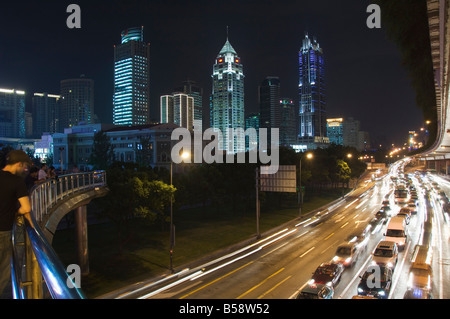 Auto Licht Wege und beleuchteten Gebäuden auf Peoples Square, Shanghai, China Stockfoto