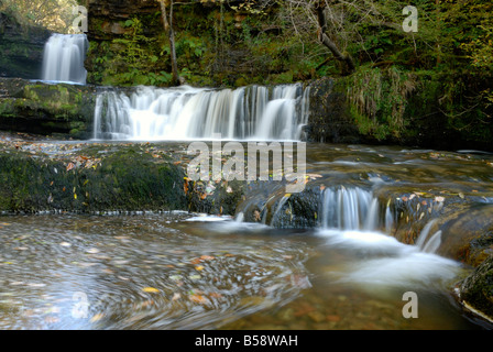 Sgwd Isaf Ddwli untere Ddwli fällt auf die Afon Nedd Fechan im Brecon Beacons National Park Stockfoto