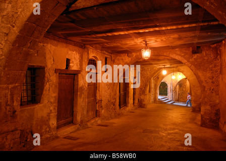 Villefranche der mittelalterlichen gewölbten Durchgängen La Rue Obscure in Villefranche in Südfrankreich Stockfoto